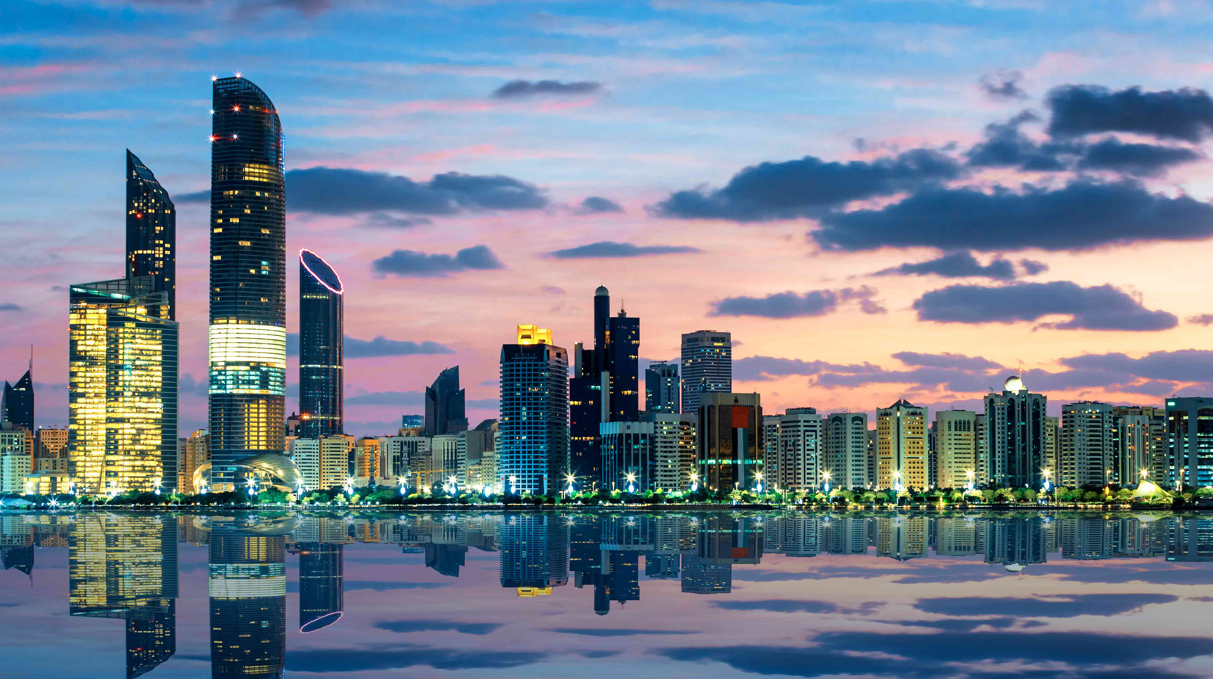 صورة بانورامية لمباني أبوظبي اللامعة أثناء غروب الشمس