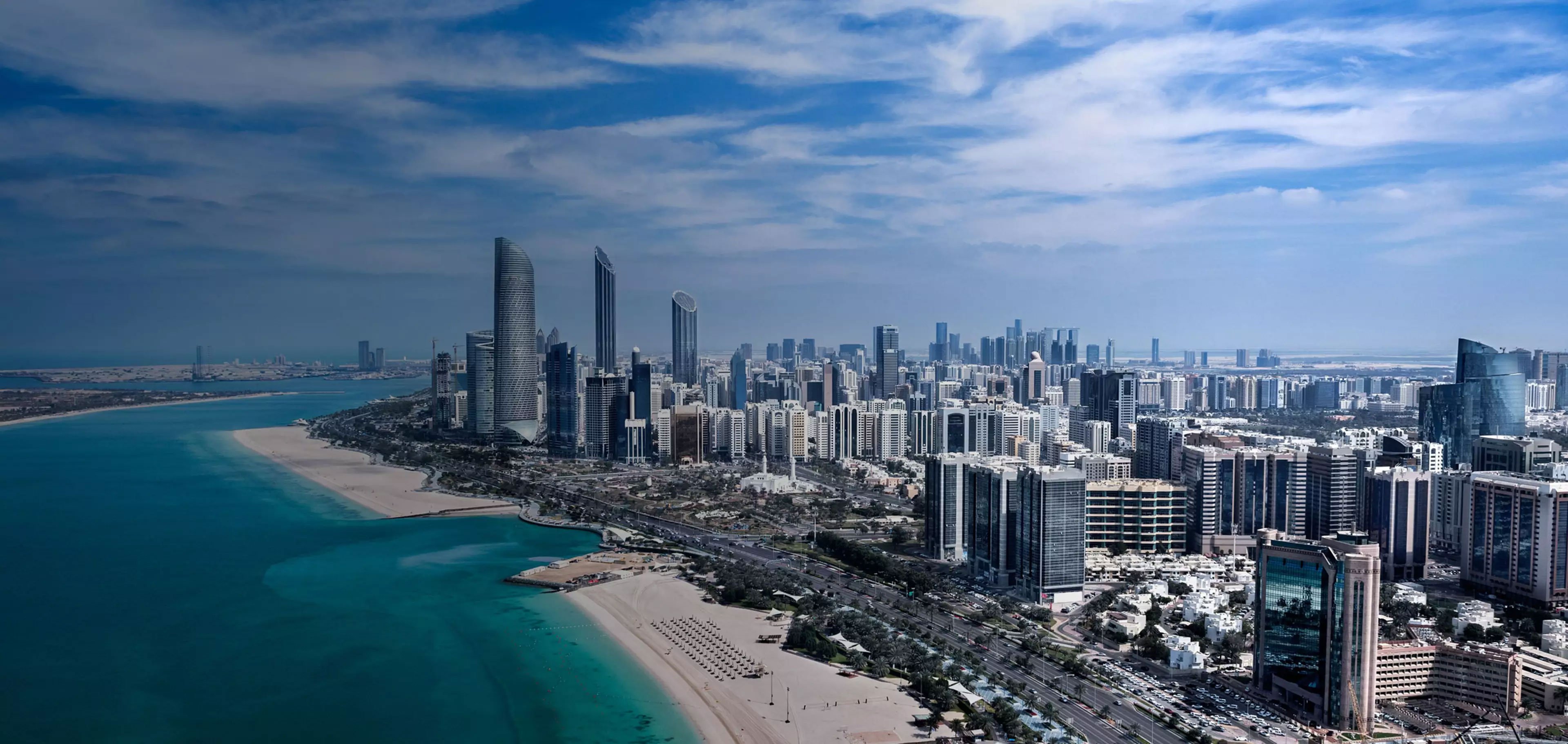 - إطلالة بانورامية على أفق أبوظبي والواجهة البحرية